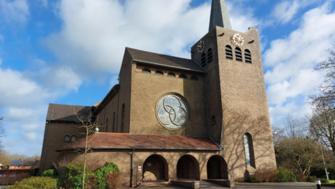 Katholieke Barbarakerk in Bunnik met blauwe lucht en wolken