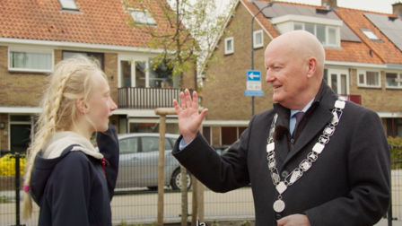 Kinderburgemeester Adriënne geeft high five aan burgemeester Ruud van Bennekom