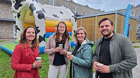 Wethouder Hilde de Groot met bewoners van de flexwoningen aan het Singelpark in Odijk.